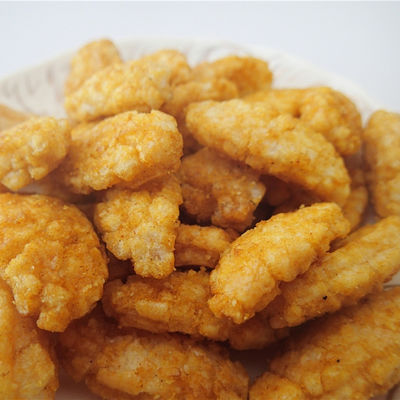 comprare Il cracker che giapponese del riso dell'OEM gli spuntini croccanti del grano hanno cotto i cracker del riso ha soffiato spuntino online manufacture