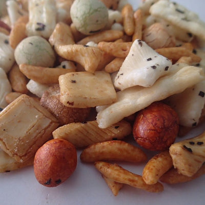 Buon prezzo Preparato al forno giapponese del cracker del riso dei cracker del riso dell'amido con le arachidi rivestite in linea