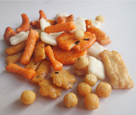 Buon prezzo I cracker giapponesi dolci del riso dell'OEM della Cina mescolano gli spuntini del cracker del riso in linea