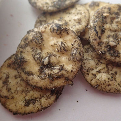 Buon prezzo Cracker del riso del sesamo del nero dei cracker 5kg del riso di Senbei di sapore del cereale in linea