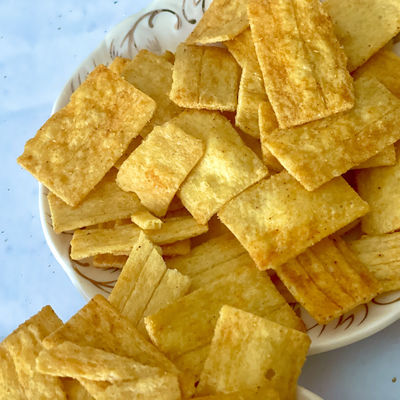 Buon prezzo Croccante gli spuntini del riso e lo spuntino croccanti dell'importazione del cracker del riso in linea