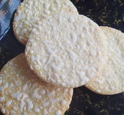 Buon prezzo I cracker del riso di Senbei di sapore della dolcezza hanno affettato il dolce di riso bianco come la neve del biscotto in linea