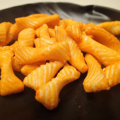 Buon prezzo Il cracker glutinoso del riso fa un spuntino i cracker dolci dei peperoncini rossi di struttura croccante in linea