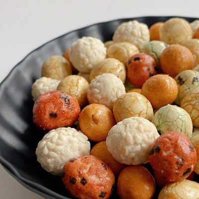 Buon prezzo L'arachide variopinta arrostita di stile giapponese fa un spuntino le arachidi rivestite miste dell'alga del sesamo in linea