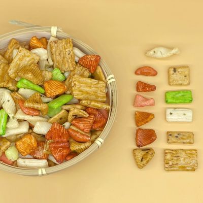 Il grano misto di stile giapponese dei cracker del riso fa un spuntino il cracker variopinto del riso