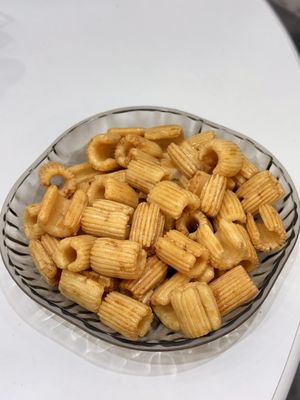 Buon prezzo Prova il perfetto equilibrio tra sapore e crunch nei biscotti di riso di gamberetti piccanti al forno in linea