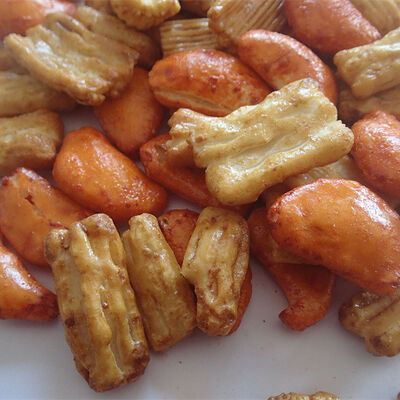 Prezzo buono Da 6 a 12 mesi Validità Rice Cracker Snacks Sapore piccante Grano Allergeninfo Ideale per imballaggi e distribuzione al dettaglio in linea